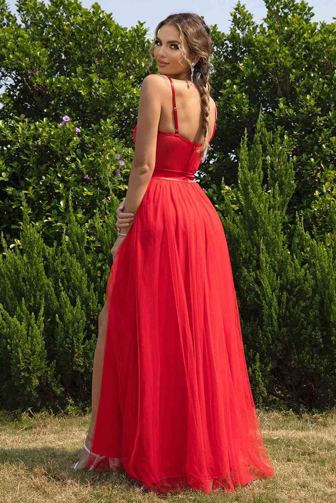 Sweetheart neckline maxi dress in red, floor-length and sleeveless, designed for formal occasions.